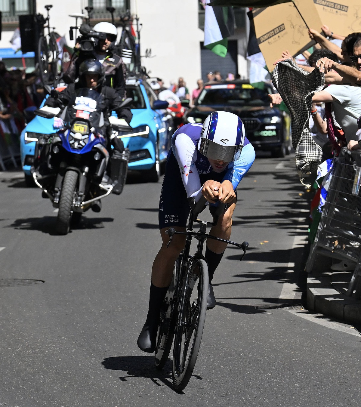 Momente șocante la o cursă de ciclism Cinci persoane au fost rănite, după ce un polițist pe motocicletă a provocat un accident înfiorător