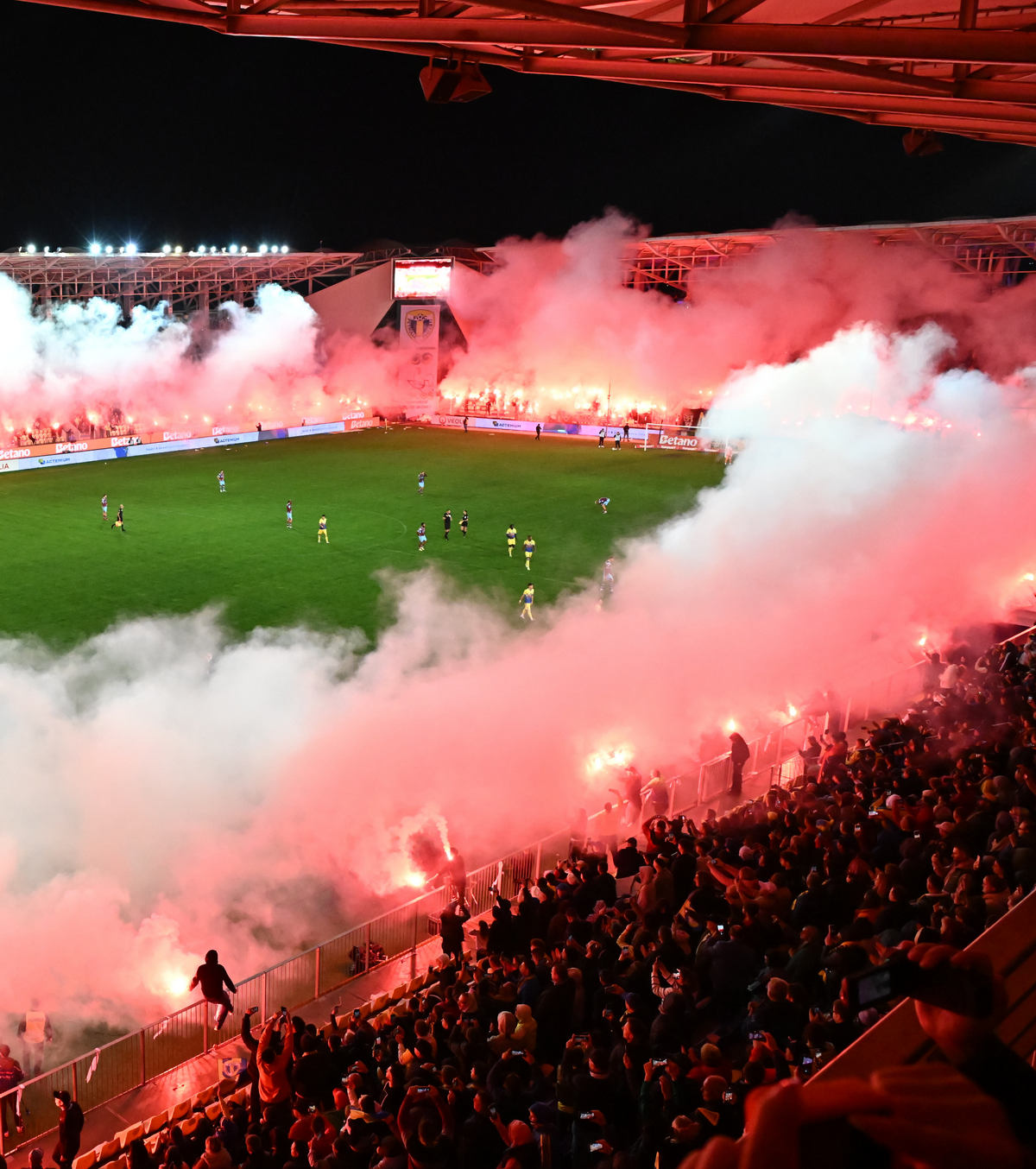 Noi detalii despre Legea 4 Când ar putea intra în vigoare modificările care permit show-uri pirotehnice și bere pe stadion!