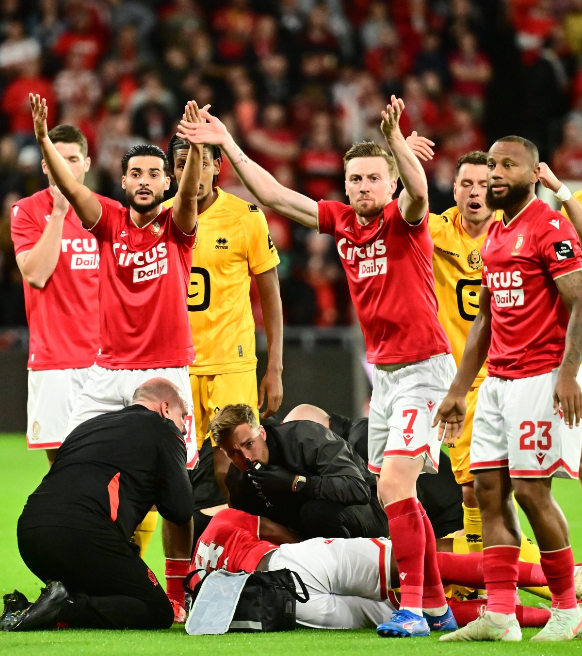 Homawoo, momente terifiante Fostul jucător de la Dinamo s-a ciocnit cap în cap cu un adversar, în Liege - Mechelen. „Comoție cerebrală și criză de epilepsie”