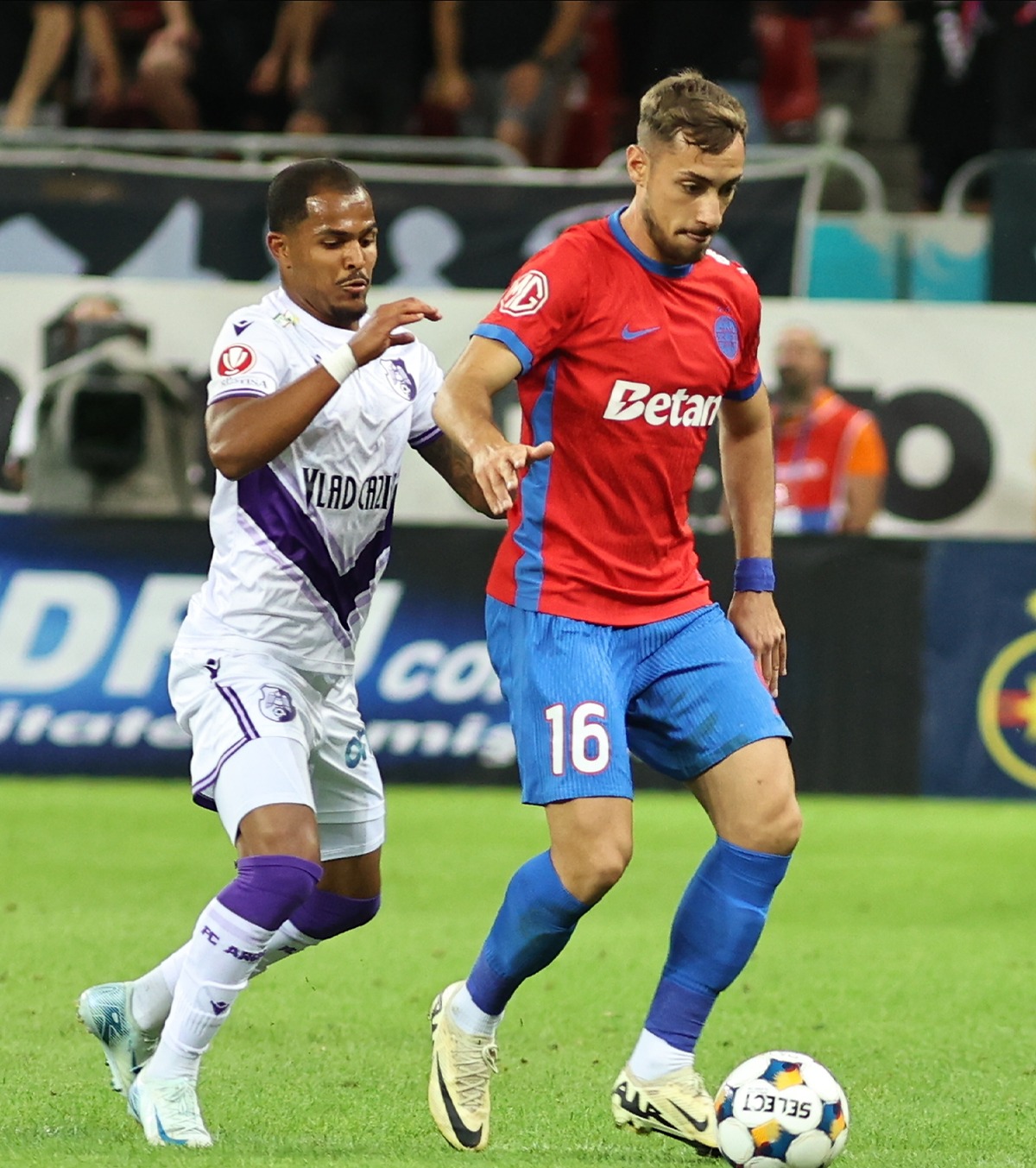 Caio Fereira (stânga), în meciul cu FCSB/ Foto: sportpictures.eu