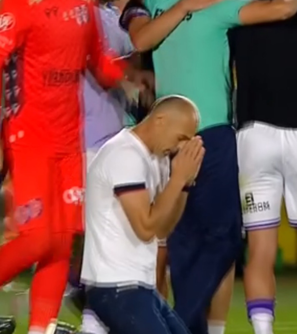 Bogdan Andone, în lacrimi FOTO. Antrenorul lui FC Argeș  a îngenuncheat după victoria cu U Cluj