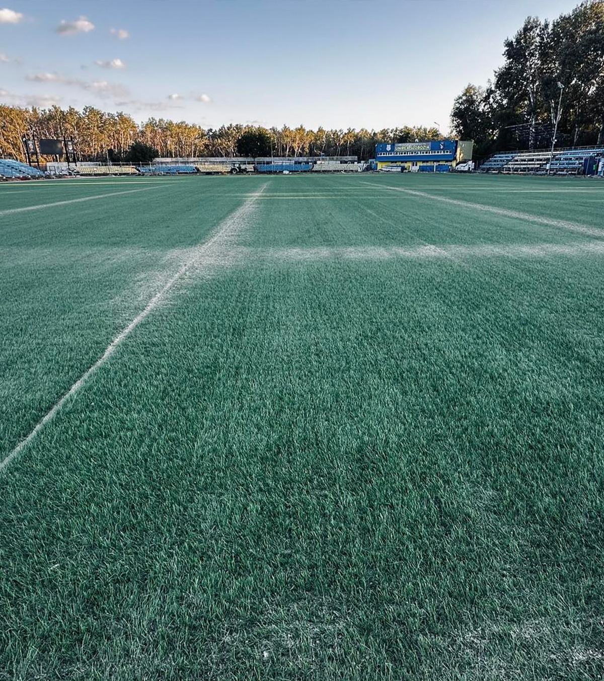 Se montează gazonul Echipa din Superliga, tot mai aproape de revenirea acasă. Lucrările la stadion, aproape de finalizare