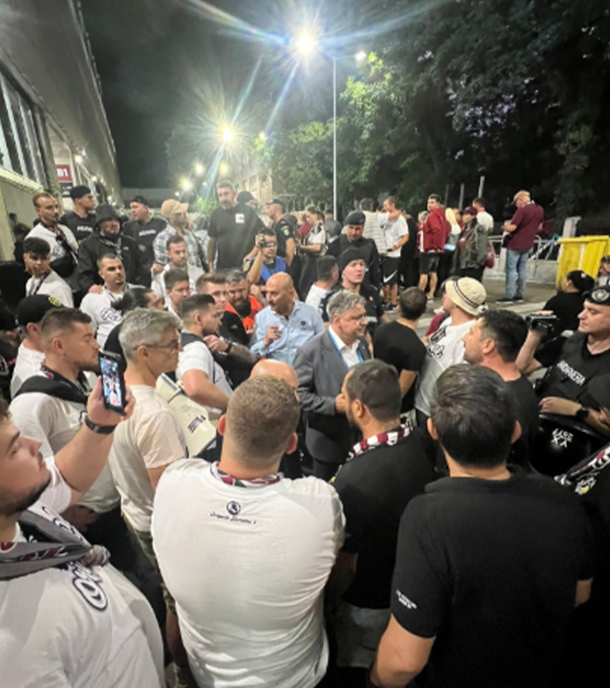 „Rapid își cenzurează propriii suporteri” Facțiunea care l-a contestat pe Șumudică acuză dur conducerea alb-vișiniilor: „Oameni fără scrupule”