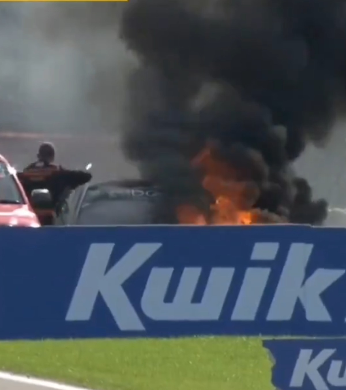 Nicolas Hamilton, la un pas de tragedie Imagini terifiante, la Silverstone, cu monopostul în flăcări al fratelui lui Lewis Hamilton