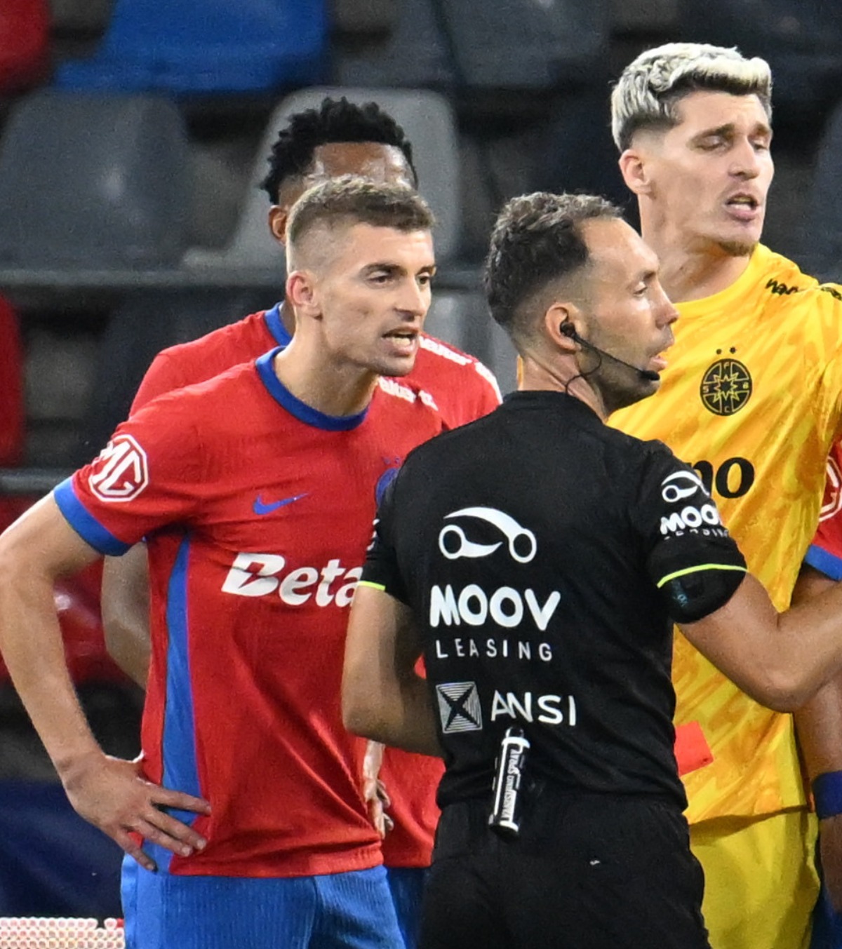 Tănase și MM, amendați Jucătorul și oficialul de la FCSB n-au scăpat după ce s-au luat de arbitri + Ce se întâmplă cu decizia în cazul lui Becali