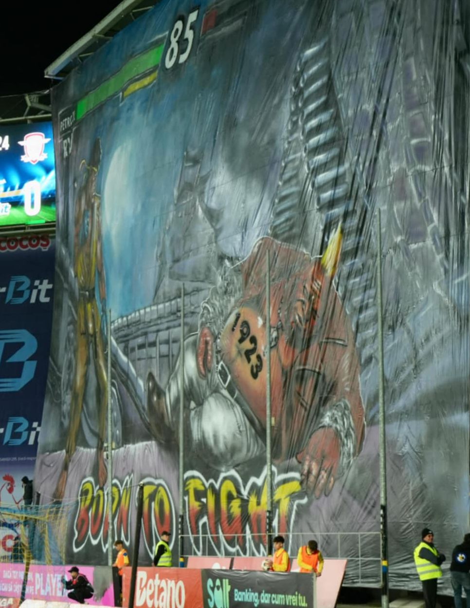 Scenografie cu tentă rasistă la Ploiești VIDEO. Mesajul ascuns din spatele bannerelor făcute de ultrașii Petrolului la meciul cu Rapid