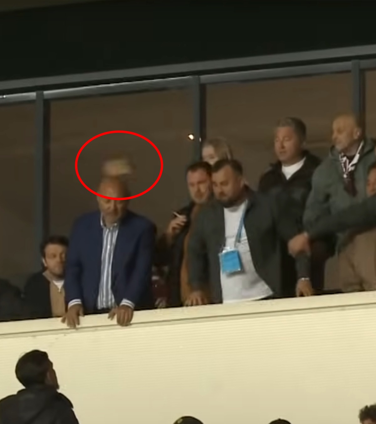 Scene șocante: o femeie a fost lovită! Fanii Petrolului au aruncat cu sticle spre loja Rapidului! Angelescu: „Părea că vor să vină peste noi!”