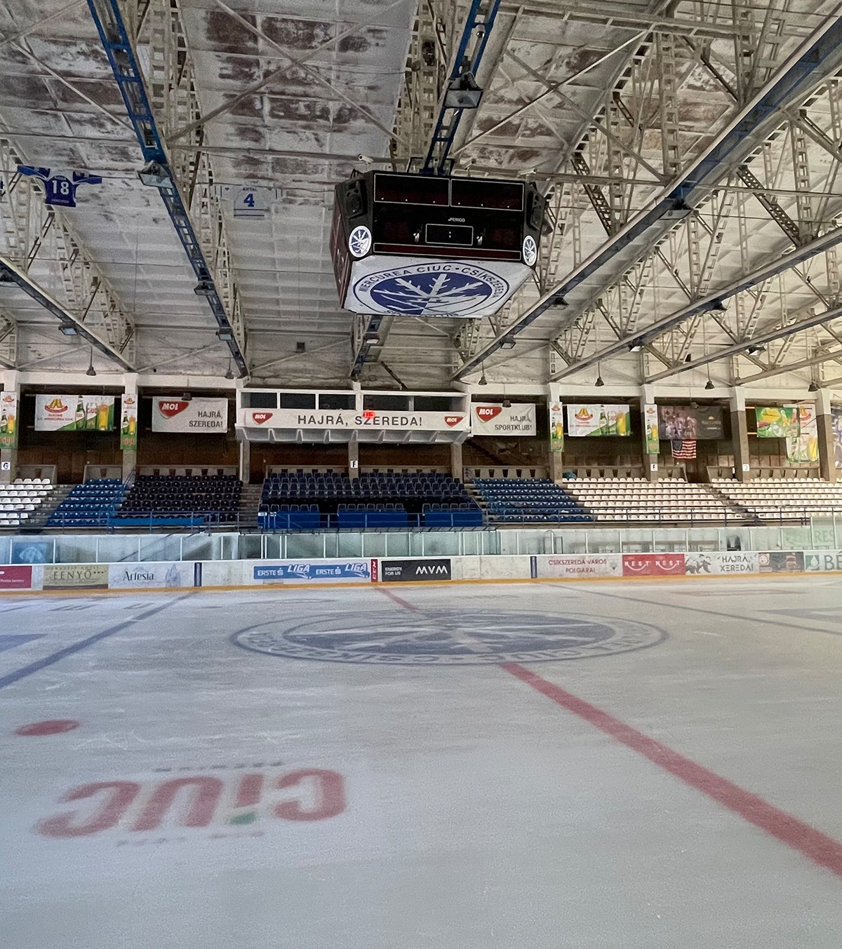 Sub cupola gloriei și a uitării VIDEO și FOTO: Patinoarul „Vákár Lajos” din Miercurea Ciuc, imaginea unui simbol erodat de trecerea timpului