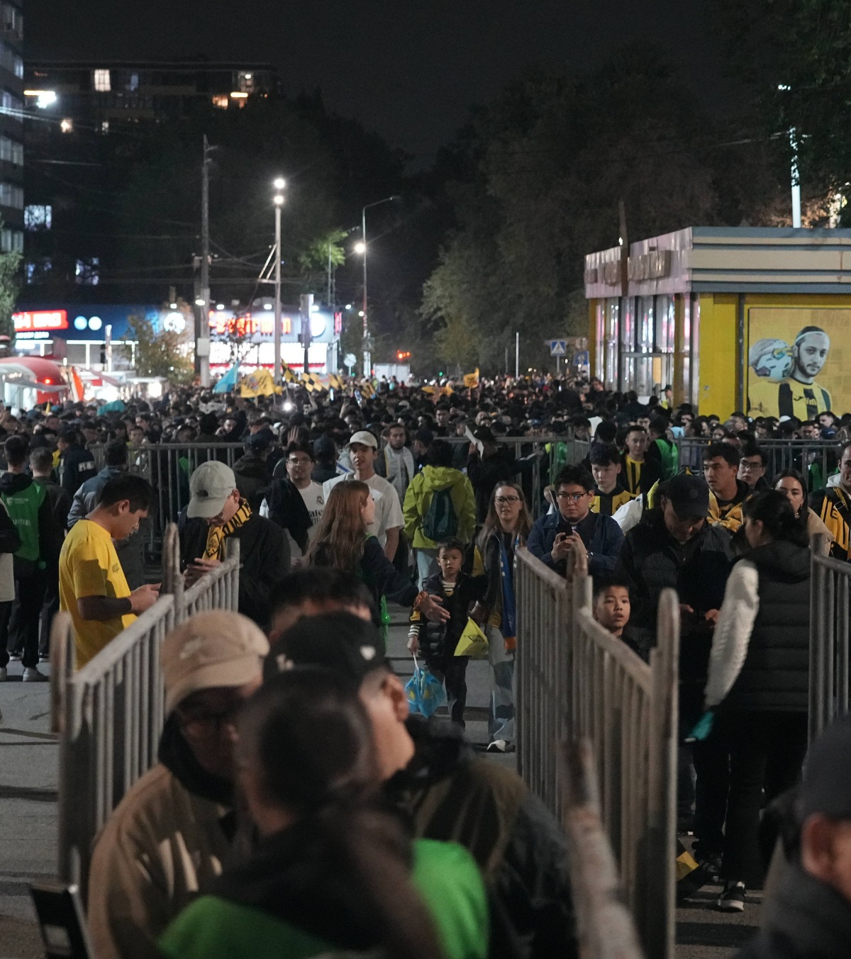 Seară istorică la Almaty Fanii lui Kairat au luat cu asalt stadionul cu 3 ore înaintea meciului de gală contra celor de la Real Madrid