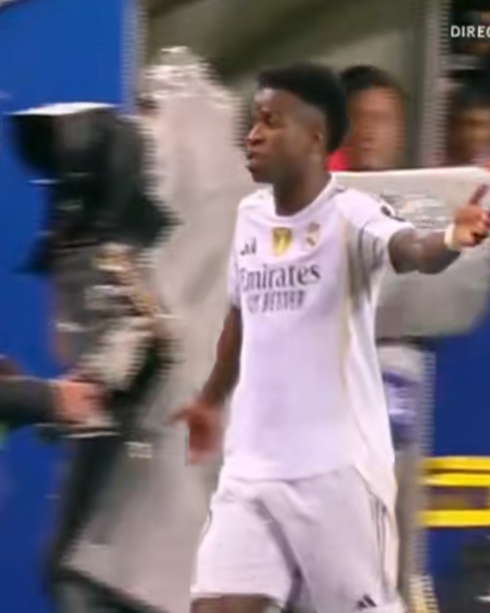 Vinicius a ieșit bombănind FOTO. O nouă reacție furioasă a brazilianului, după ce a fost schimbat de Xabi! Antrenorul îl apără