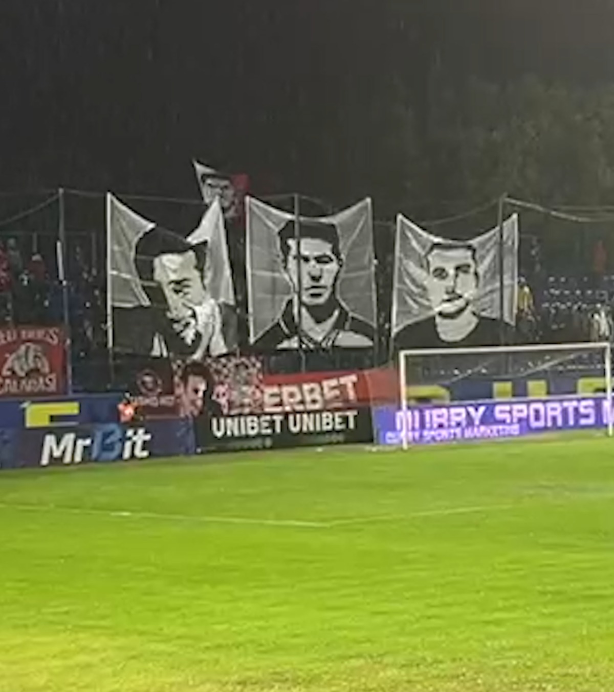 Hîldan, omagiat de „câini”  VIDEO. Fanii lui Dinamo au pregătit o scenografie specială în memoria „unicului căpitan”, decedat în urmă cu 25 de ani