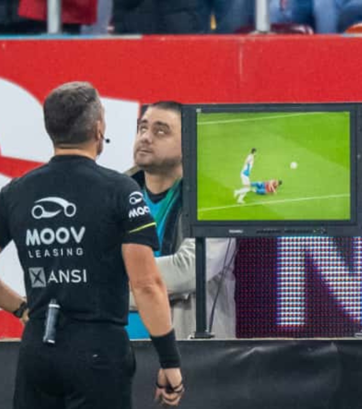 Așa mai bine arbitrezi „afară”! La cald de la FCSB - U Craiova 1-0 » Istvan Kovacs s-a făcut de râs, cum a iritat Bîrligea pe toată lumea