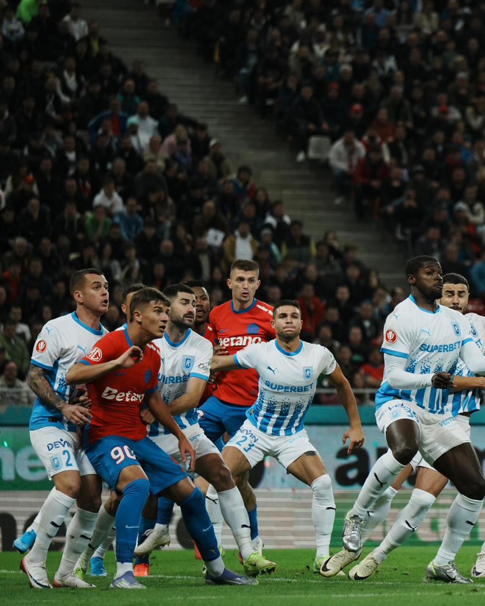 Facem greșit sau la fel ca Europa? FCSB și Craiova au schimbat 7, respectiv 6, jucători față de meciurile de joi. Cum procedează cluburile de pe continent