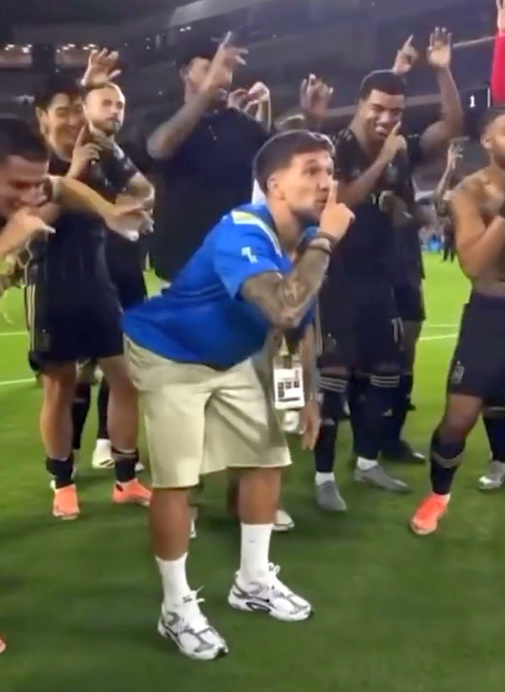 Alex Băluță show VIDEO. Fostul fotbalist de la FCSB n-a debutat în MLS, dar a mers în fața galeriei, după ultimul meci. Ce s-a întâmplat