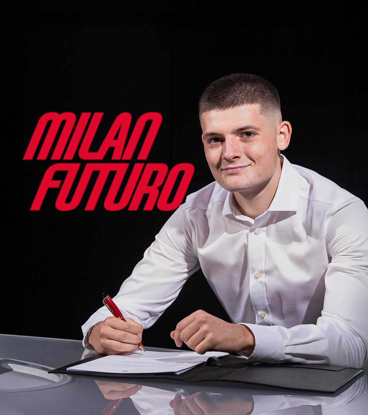 Contract cu AC Milan Cine e atacantul român pe care pariază formația lui Max Allegri