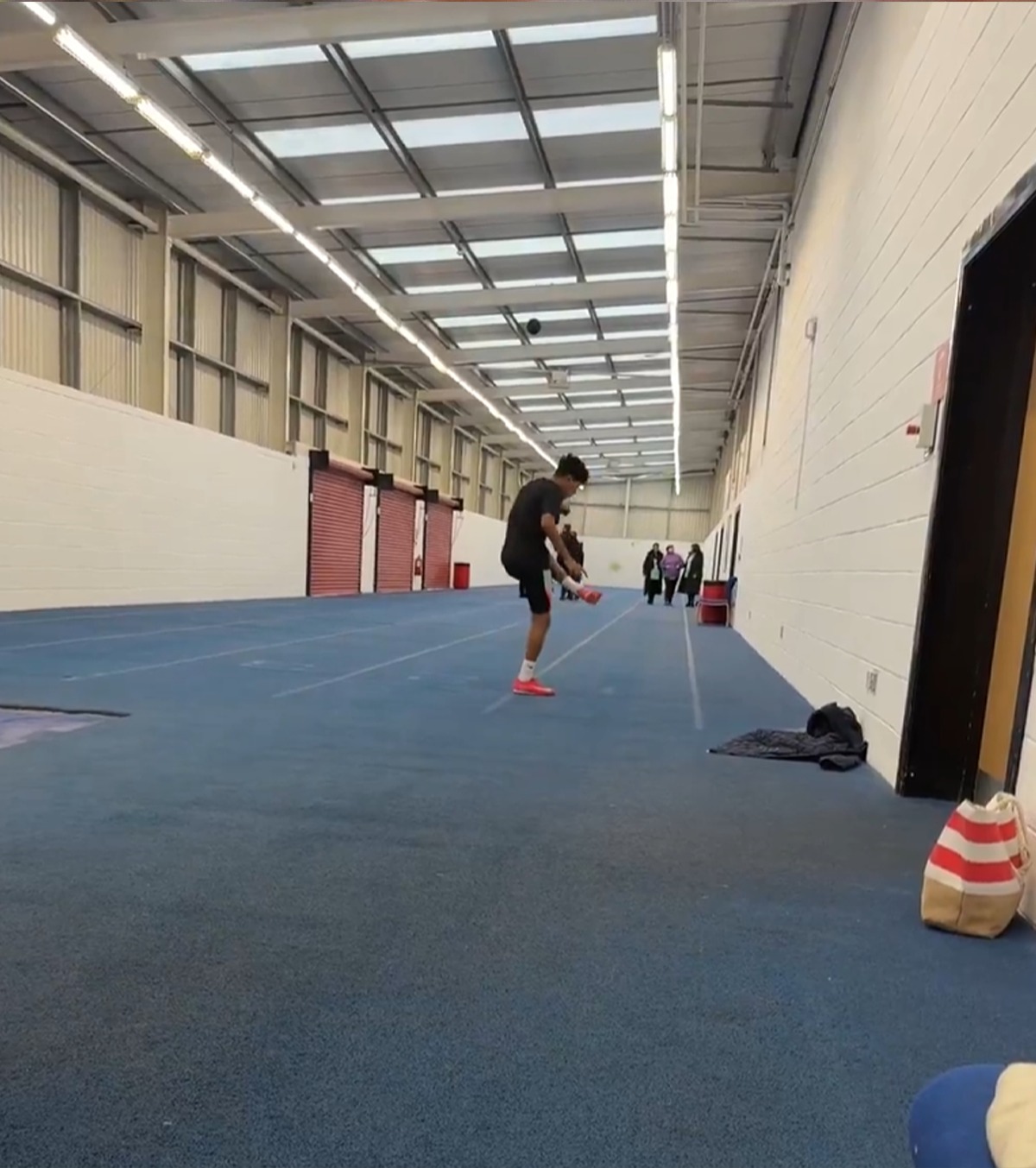 „Are talentul lui Ronaldinho, Pele, Neymar” VIDEO. Jucătorul de la echipa U18 a lui Manchester United i-a impresionat pe microbiști