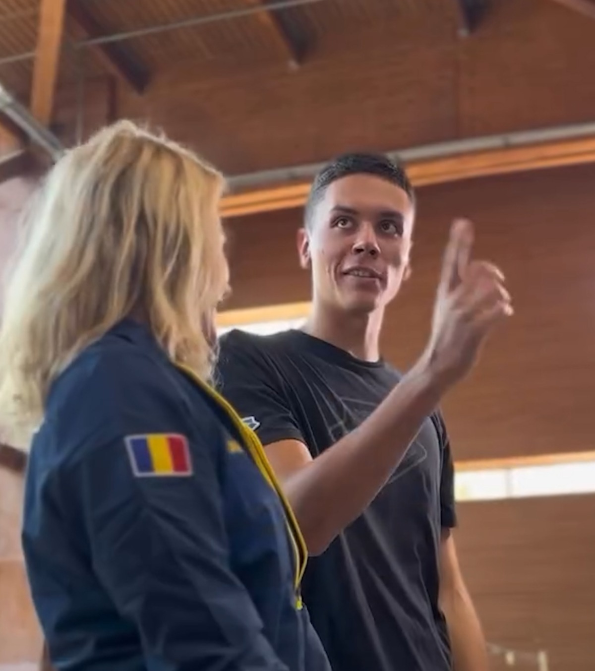 Mesajul Nadiei pentru Popovici Cei doi au fost prezenți  la lansarea campaniei MAI: „El a dus acești copii în bazin”