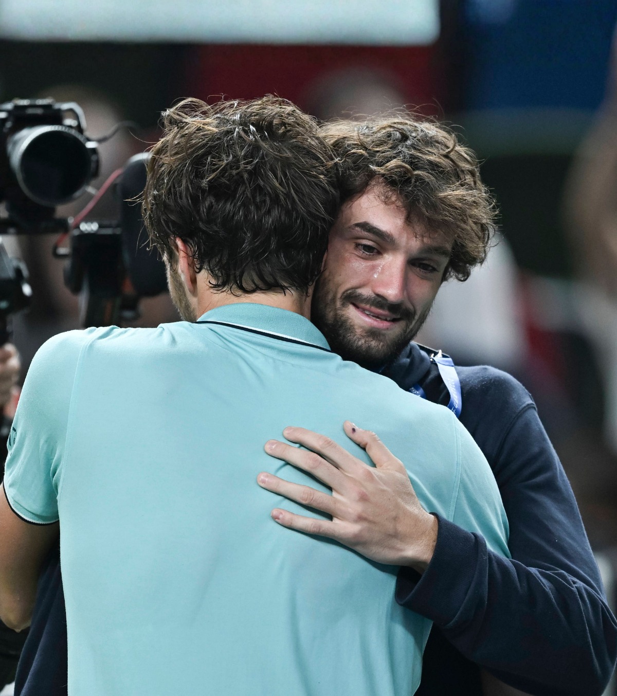 „Cred că avem nevoie de ajutor!” S-a prăbușit pe teren în timp ce vărul său ținea discursul de campion la Shanghai Masters