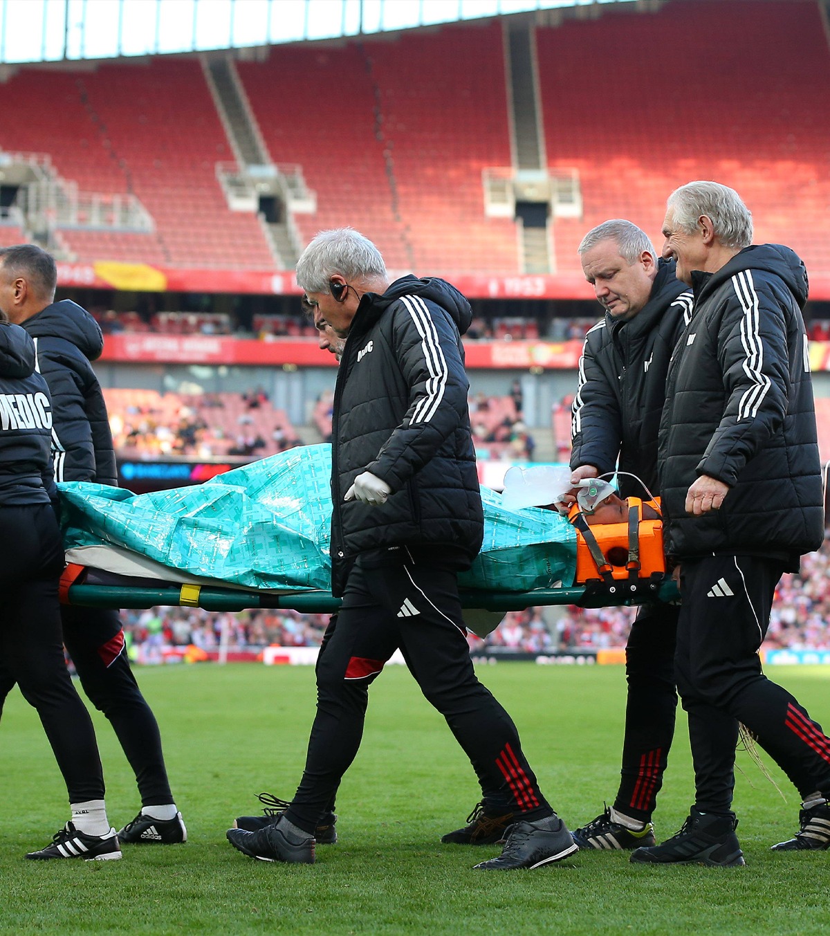 Momente de panică în Anglia FOTO. A avut nevoie de oxigen după ce a primit o minge în cap. Meciul a fost întrerupt 10 minute » Diagnosticul medicilor