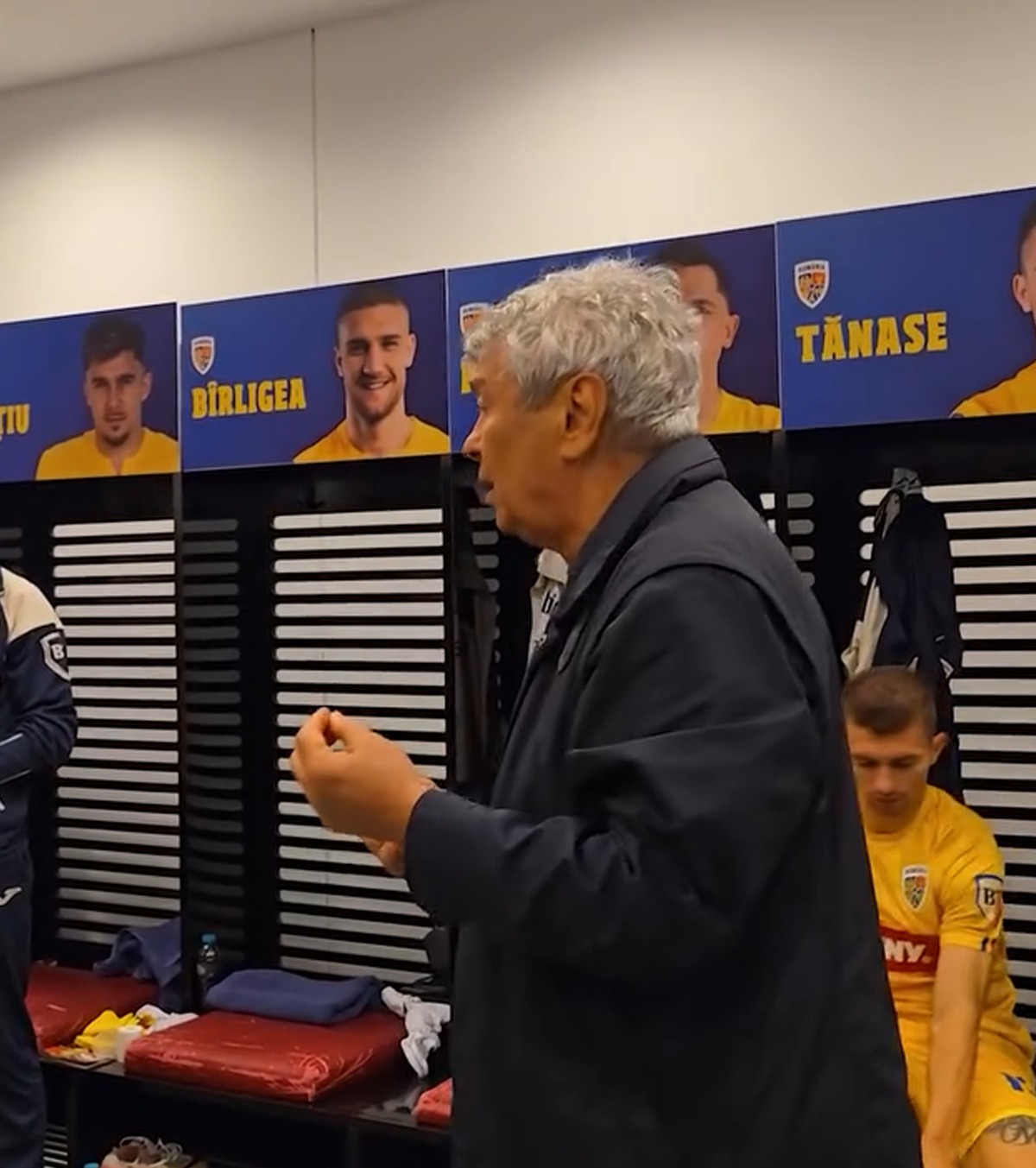 „N-am văzut de mult așa ceva!” VIDEO. Imagini fabuloase din vestiar: ce le-a transmis Lucescu „tricolorilor” după victoria cu Austria