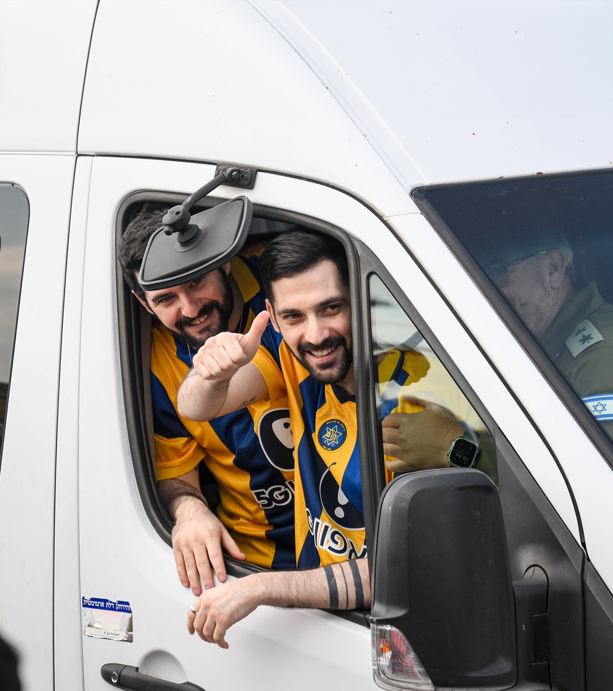 Eliberați de Hamas la Maccabi Frații răpiți de palestinieni s-au reunit după doi ani în tricoul favoriților. Despărțiți și torturați în captivitate