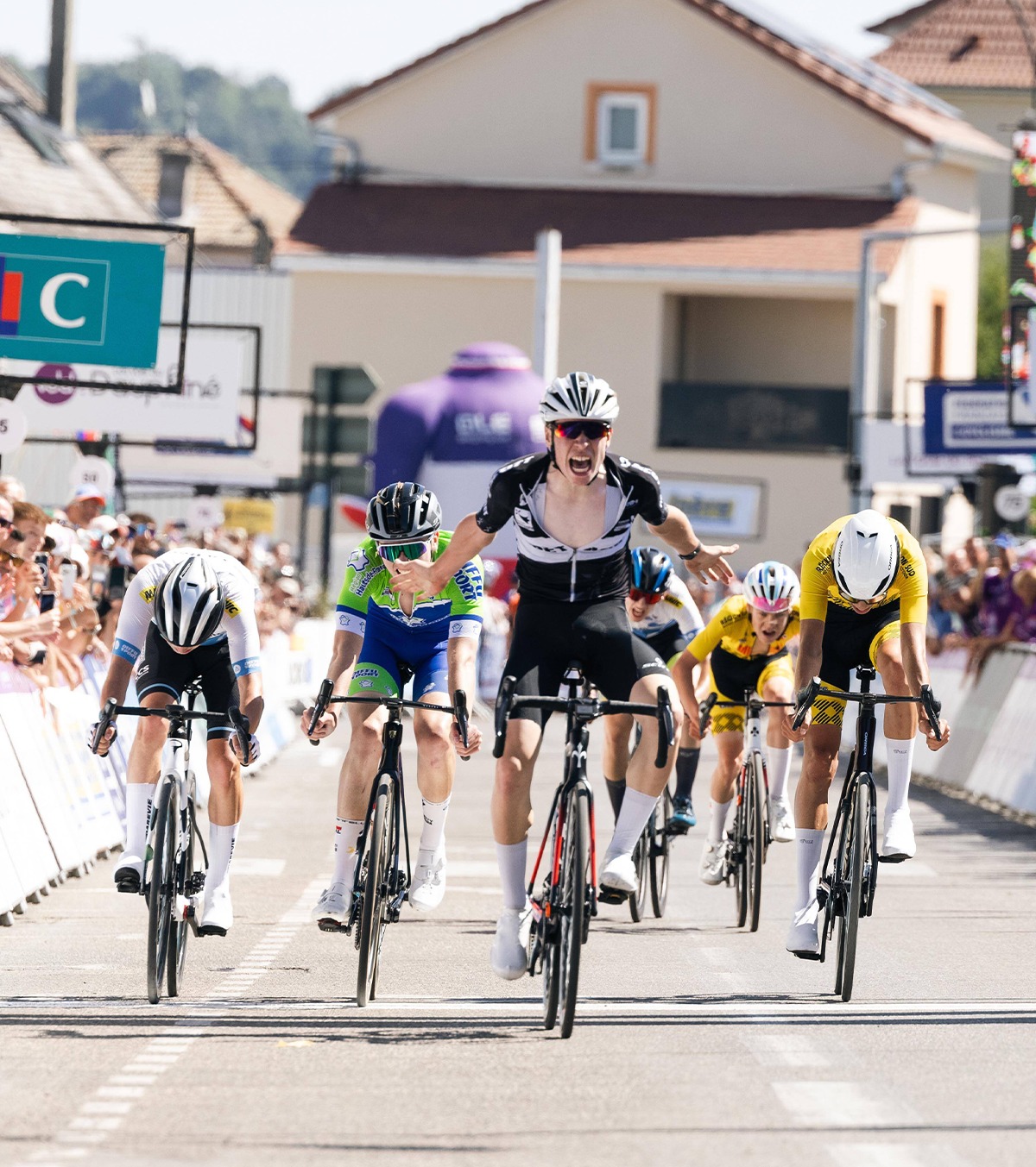 Turul Franței, efect neașteptat asupra extremismului Localitățile prin care a trecut Turul Franței au înregistrat scăderi ale sprijinului pentru extrema dreaptă la ultimele alegeri