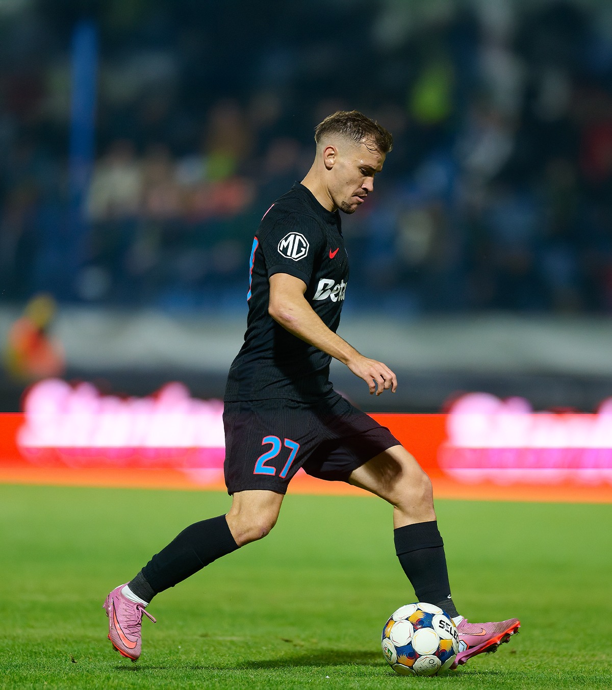 „Olaru, lasă-te de fotbal” Finanțatorul FCSB își atacă dur vedeta: „Distrugi echipa. Stai pe bancă!”