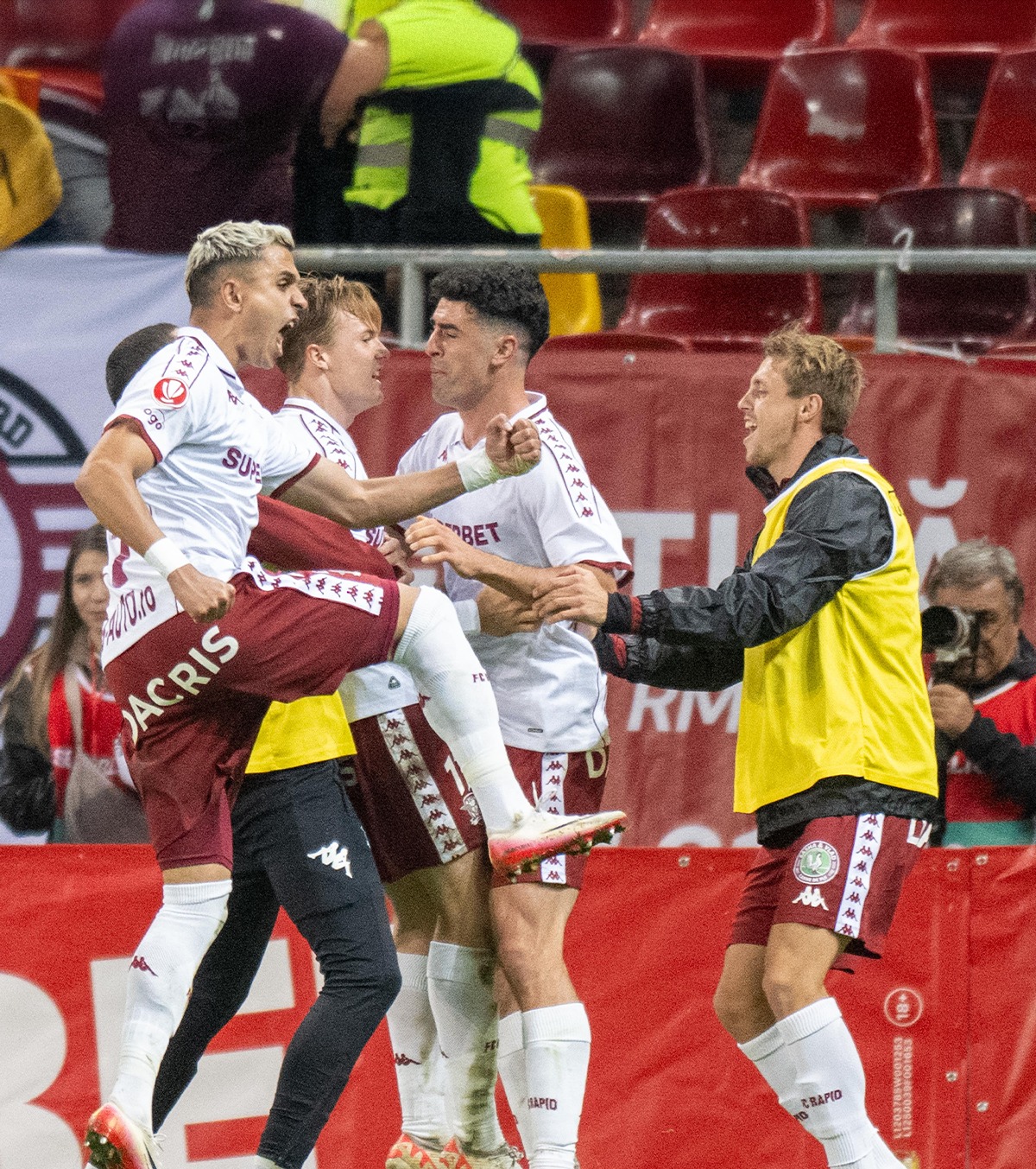 Dinamo, trădată de lideri FOTO. Rapid a deschis scorul în derby după greșeala  lui Gnahore » Și Cîrjan a comis-o!