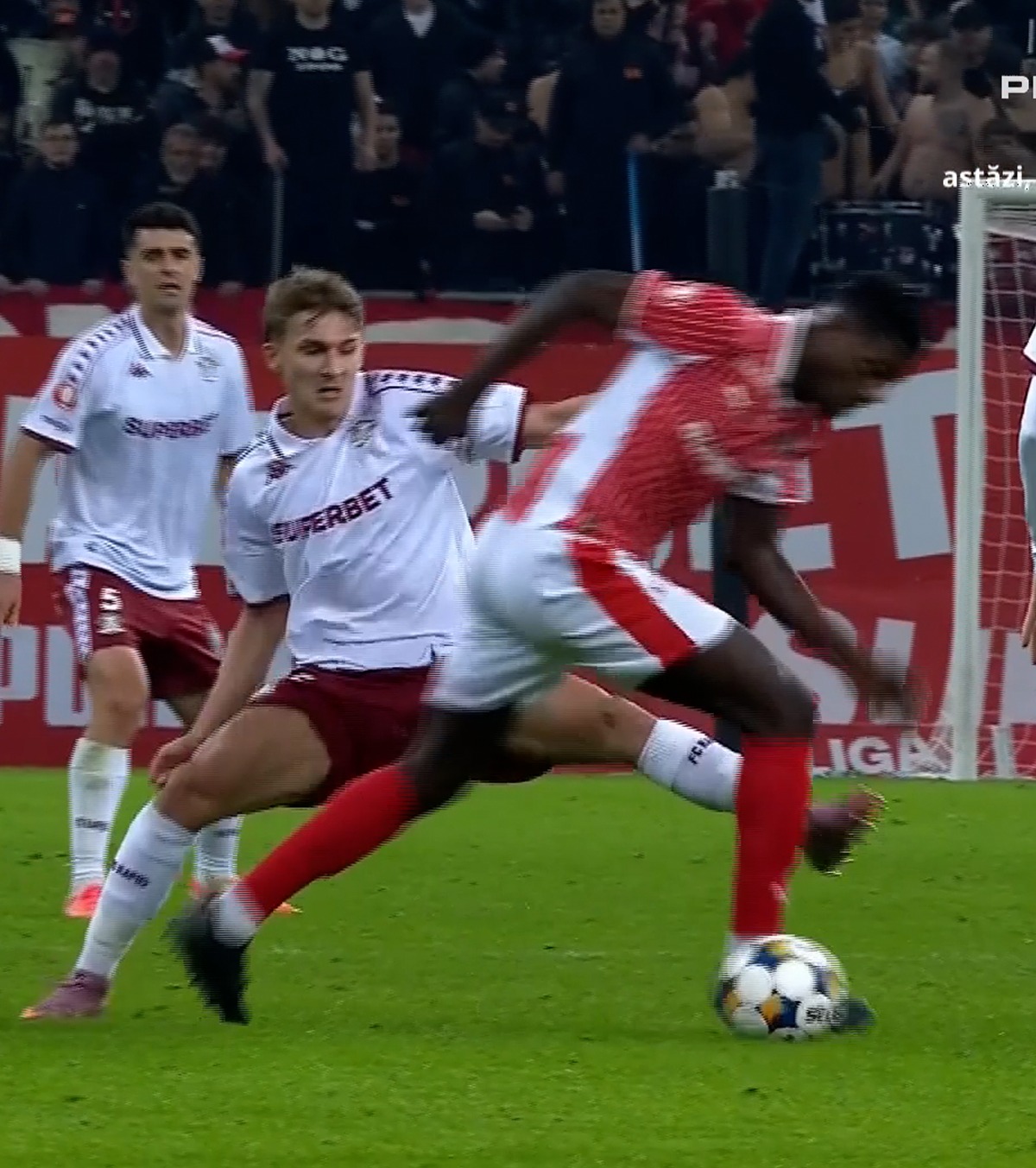 Vulturar, eliminat în derby FOTO. Mijlocașul lui Rapid a rezistat  doar 22 de minute pe teren în meciul cu Dinamo