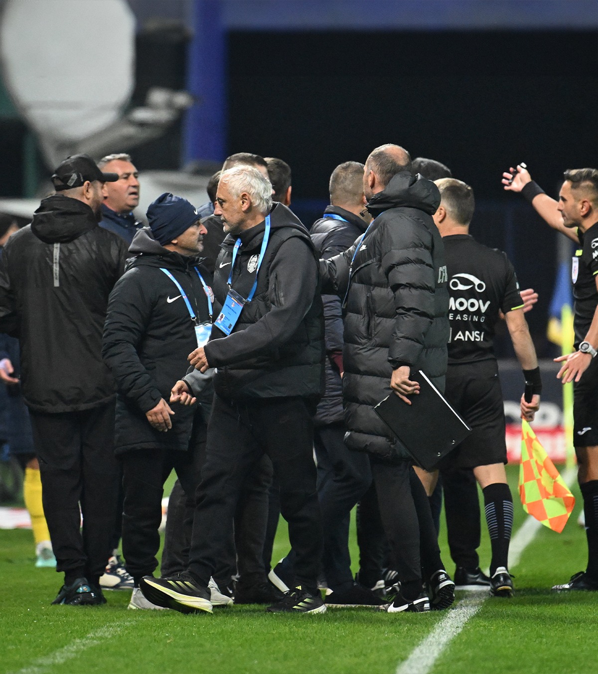 „De ce nu dai roșu?!” Păreri împărțite ale analiștilor, după ce Neagoe și Mandorlini s-au îmbrâncit : „A avut motive să fie nervos”