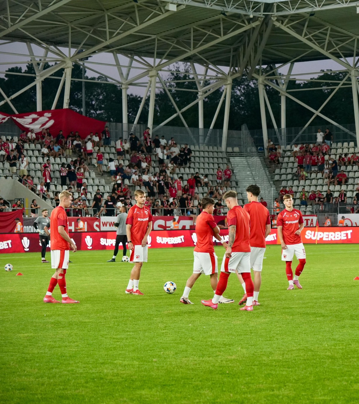 „Frăția fotbalului” Bilete la CS Dinamo - FC Dinamo: „Nu există gazde sau oaspeți” » Gazonul de pe „Arcul de Triumf”, recondiționat înaintea meciului