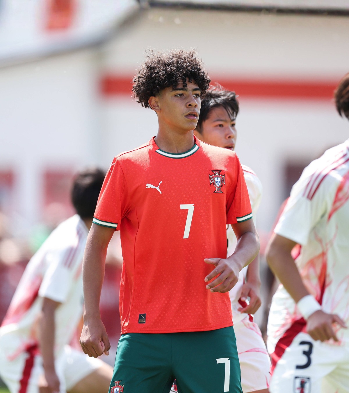 Îi calcă pe urmele tatălui său  Fiul cel mare al lui Cristiano Ronaldo are același început de carieră ca starul portughez