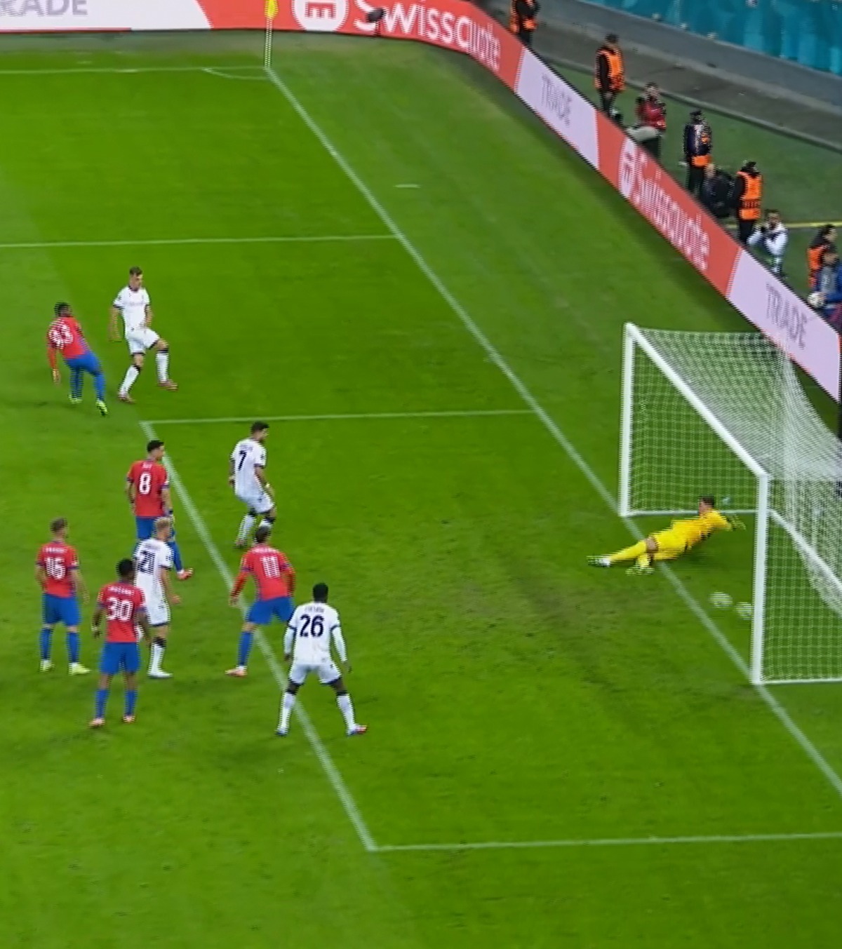 Greșeli de amatori FCSB, goluri de neînțeles! Șut și Lixandru, dezastru în 3 minute cu Bologna