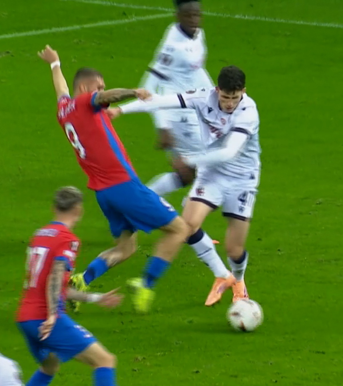 FCSB, proteste vehemente FOTO. Campioana a cerut penalty, după ce Bîrligea a fost împins în careu