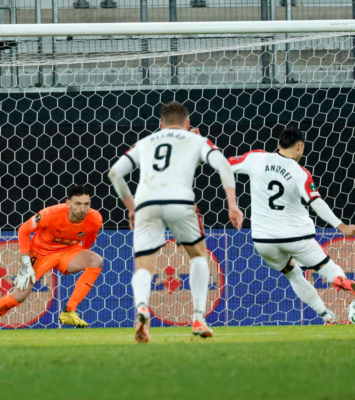 „Rațiu a provocat delirul!” Intrat pe final de meci, românul a fost eroul lui Rayo! Gol marcat în minutul 90+13 . Presa spaniolă: „Cât o victorie!”