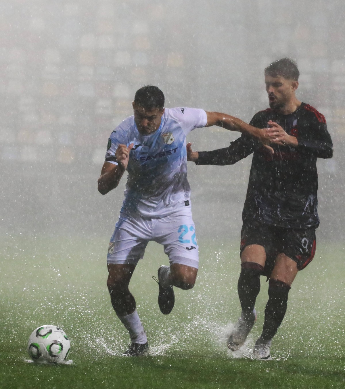 O repriză pe zi FOTO. Imagini spectaculoase! Un meci din Conference League a început joi, dar se va termina vineri » Care e motivul