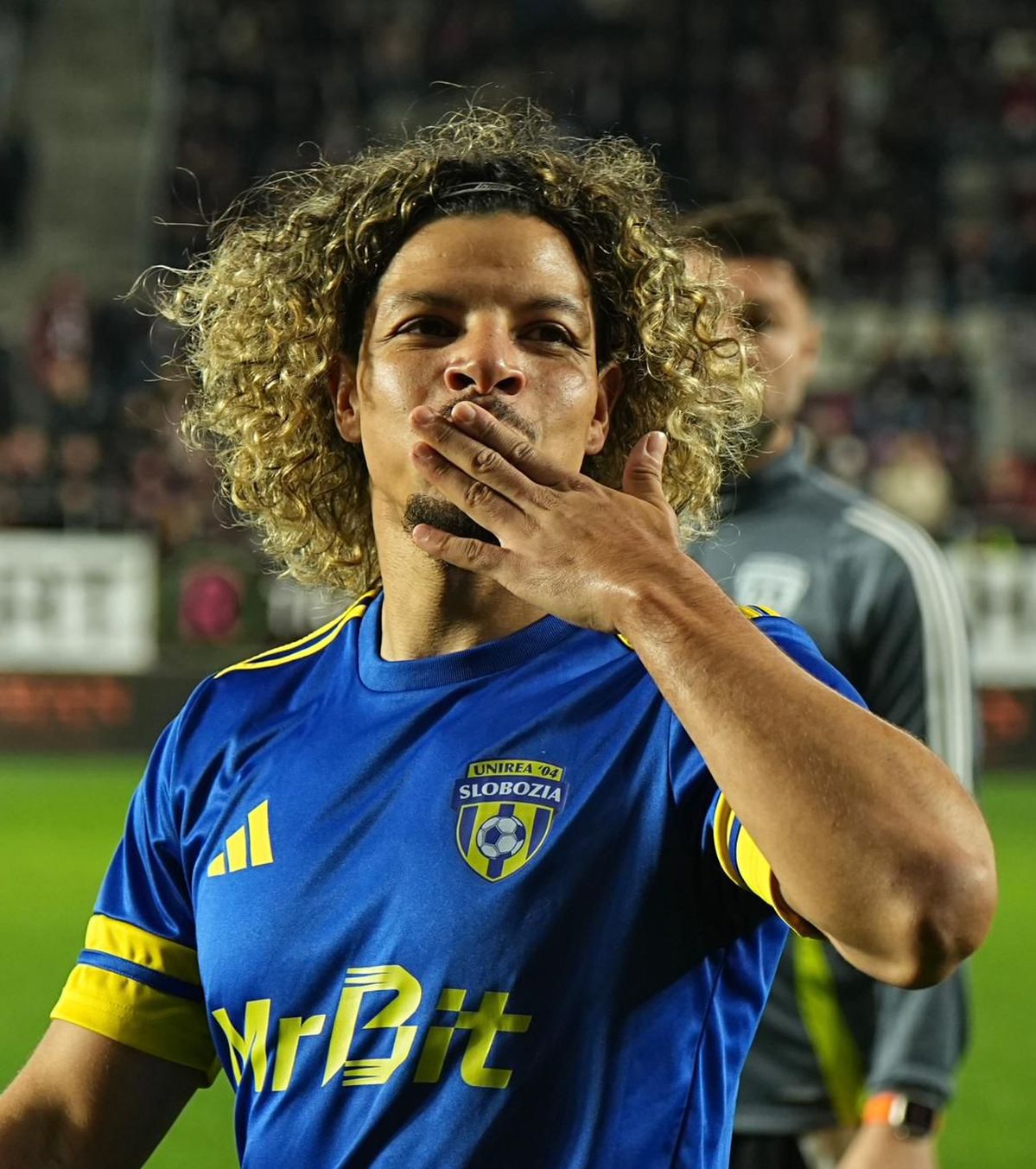 Ce nu s-a văzut la TV 3 lucruri ratate de camere la Rapid - Slobozia : cum a fost primit Papeau, Prepeliță ca Iordănescu și „odele” pentru „Bocciu”