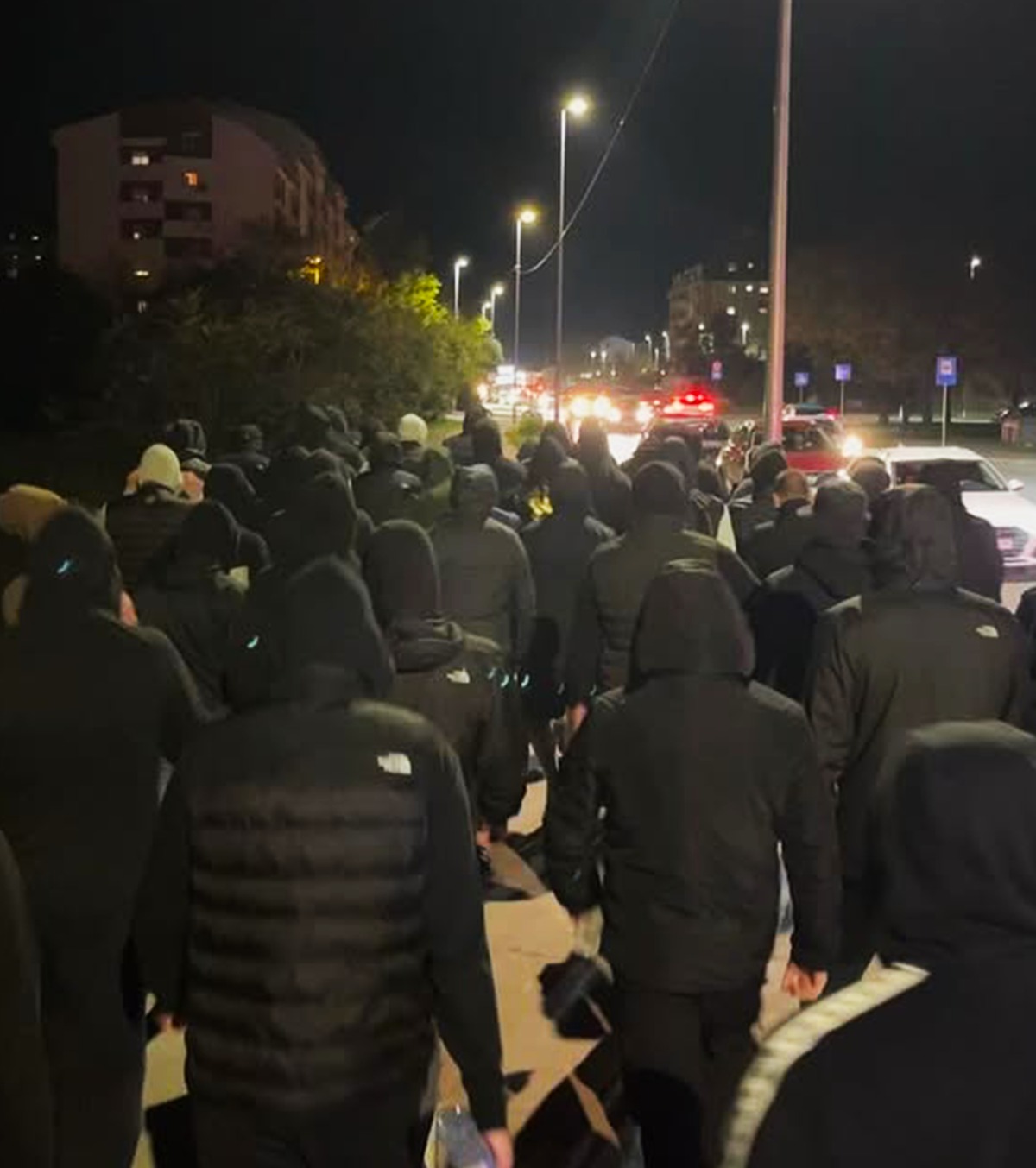 Stare de asediu: „Ucideți turcii!”  Ultrașii au ieșit pe străzi la Podgorica răzbunându-se după înjunghierea unui tânăr