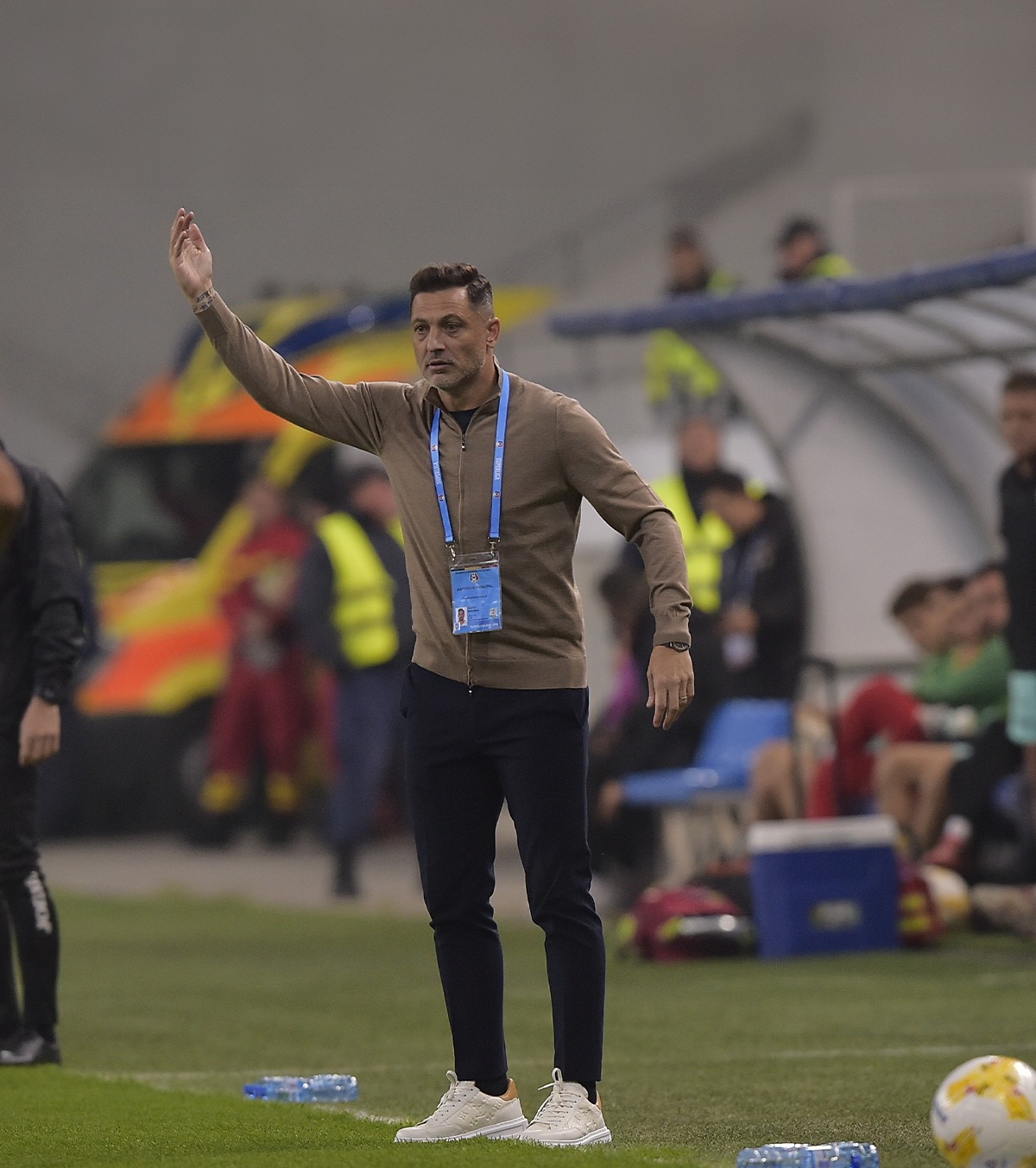 „Eu așa am luat aplauzele” Mirel Rădoi a comentat gestul făcut de fani după autogolul lui Stevanovic + a vrut să plece din Bănie?