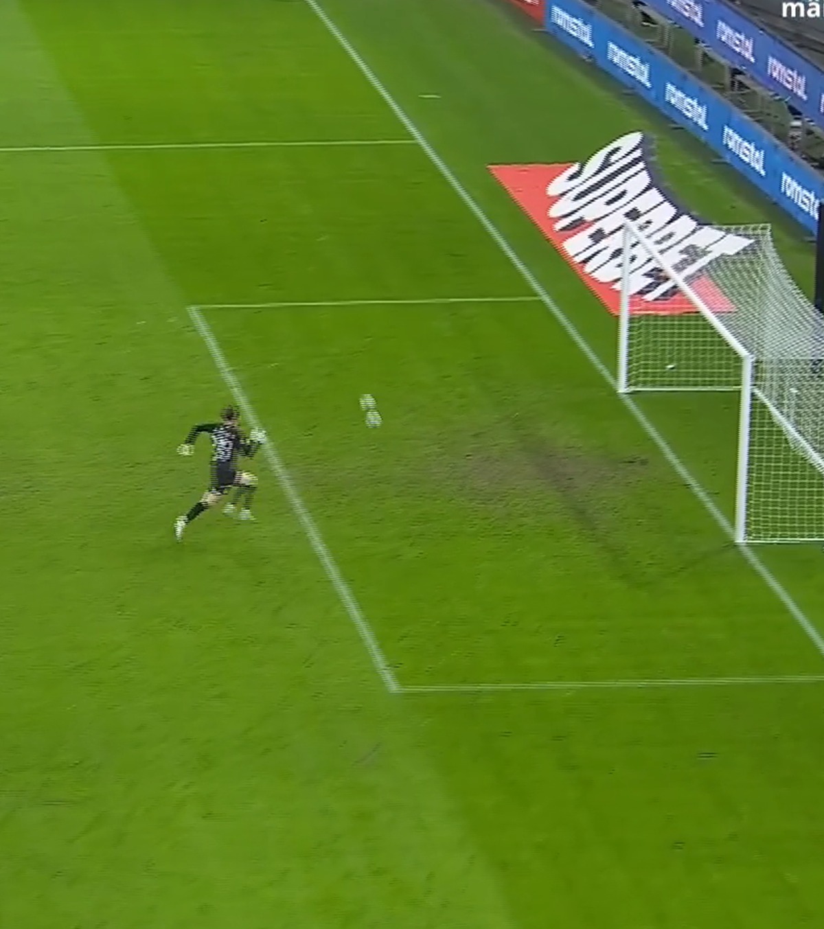 Roșca, gafă de juniori FOTO. Portarul lui Dinamo, eroare imensă cu CFR Cluj! A scăpat ca prin minune de gol