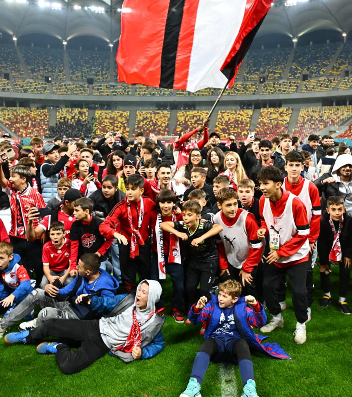 Probleme pentru Dinamo FOTO+VIDEO. Haos total la finalul meciului Dinamo - CFR Cluj! Bucurie uriașă,  teren invadat și gesturi reprobabile. Reacția lui Nicolescu