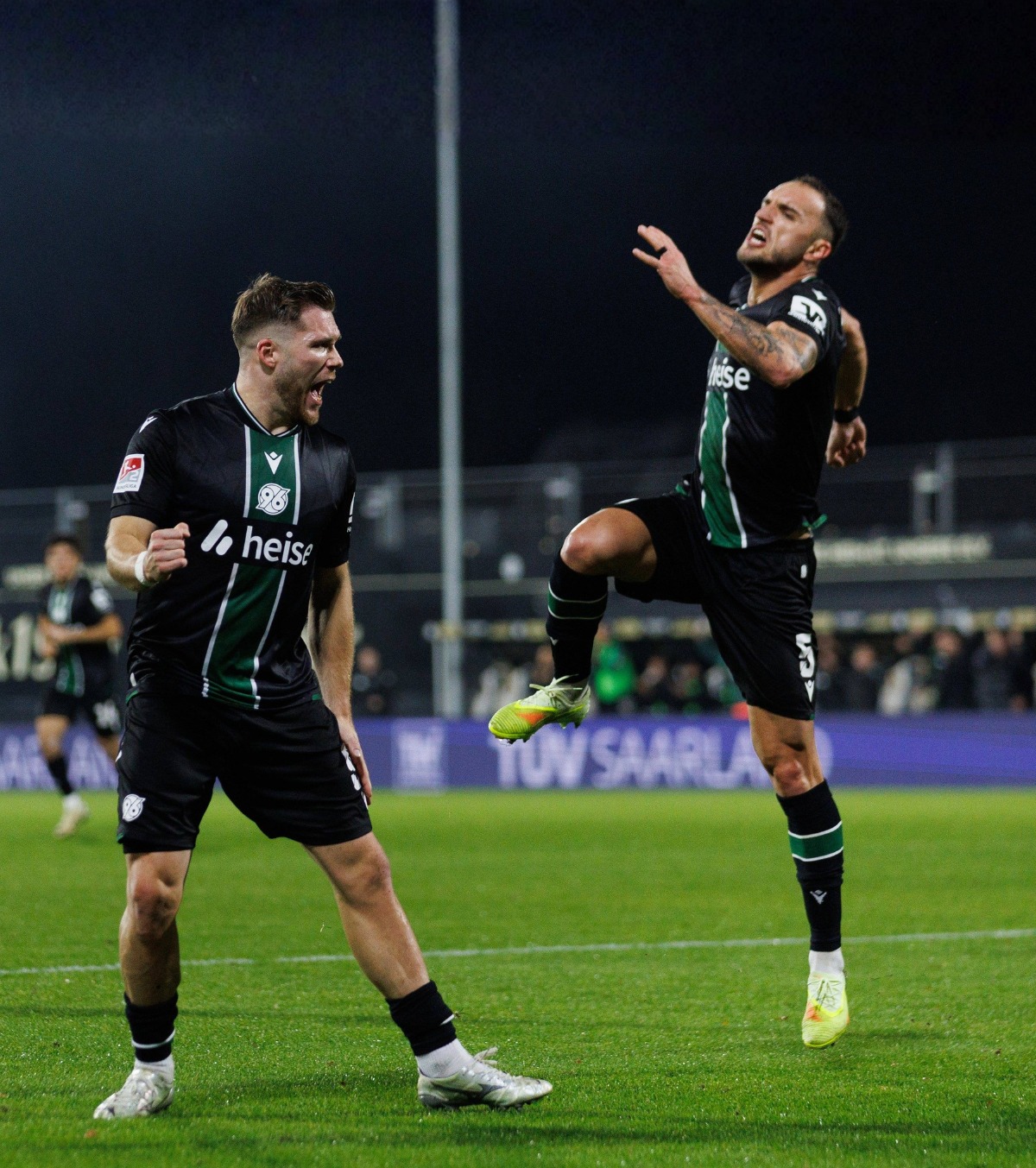 Virgil Ghiță, erou în Germania  FOTO . Internaționalul român a înscris un gol decisiv pentru Hannover » » Ce au scris nemții