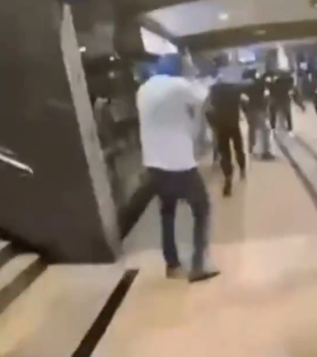 Violențe între ultrași  Fanii lui  Schalke și Dortmund s-au confruntat în gara din Koln » Poliția cere implicarea directă a cluburilor