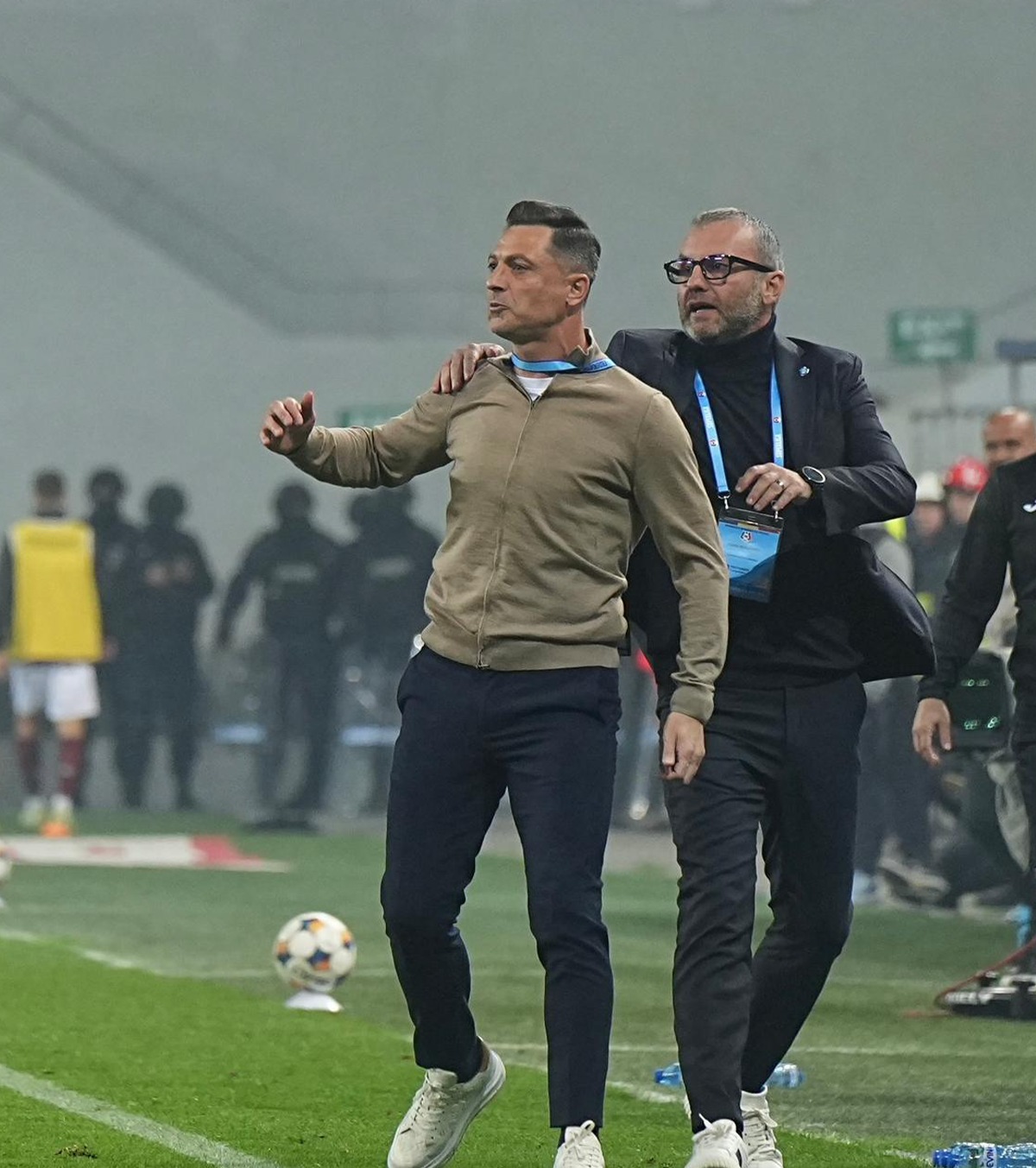 Extremele lui Mirel Rădoi FOTO. GOLAZO.ro a stat cu ochii pe antrenorul de la U Craiova la meciul cu Rapid: nervi, calm, copil de mingi, înjurat și îmbrățișări