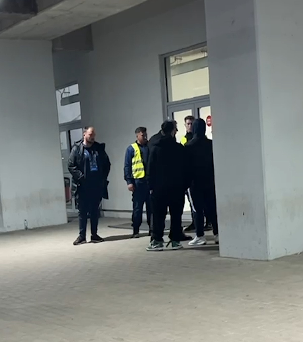 Scandal la U Craiova - Rapid VIDEO. Un conflict început pe banca de rezerve a continuat la tribuna oficială! Ce a provocat schimbul dur de replici