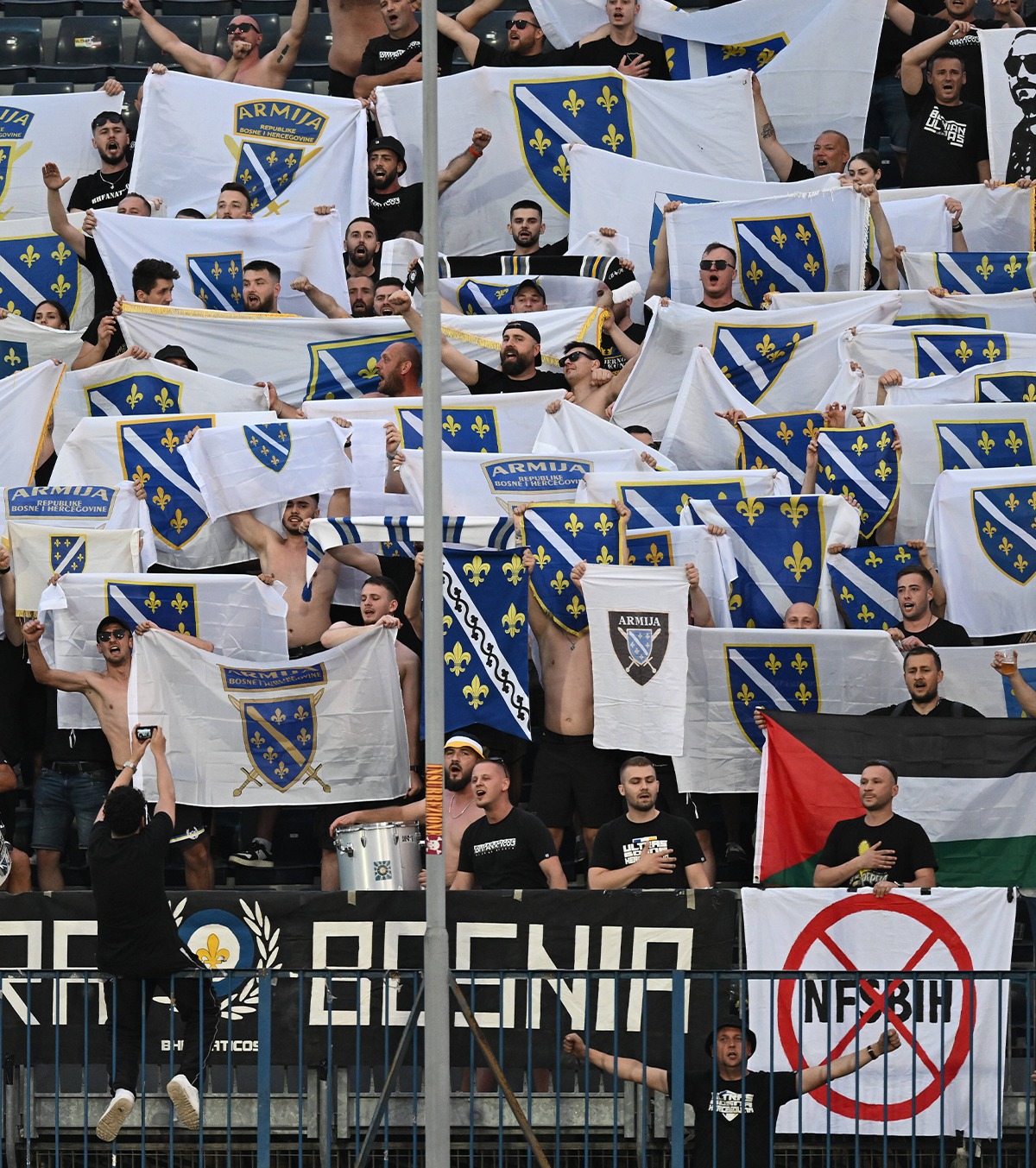 Ultrași interziși de Federație  „E controlată de separatiști și criminali” » Măsuri de securitate stricte și proteste ale fanilor la Bosnia - România