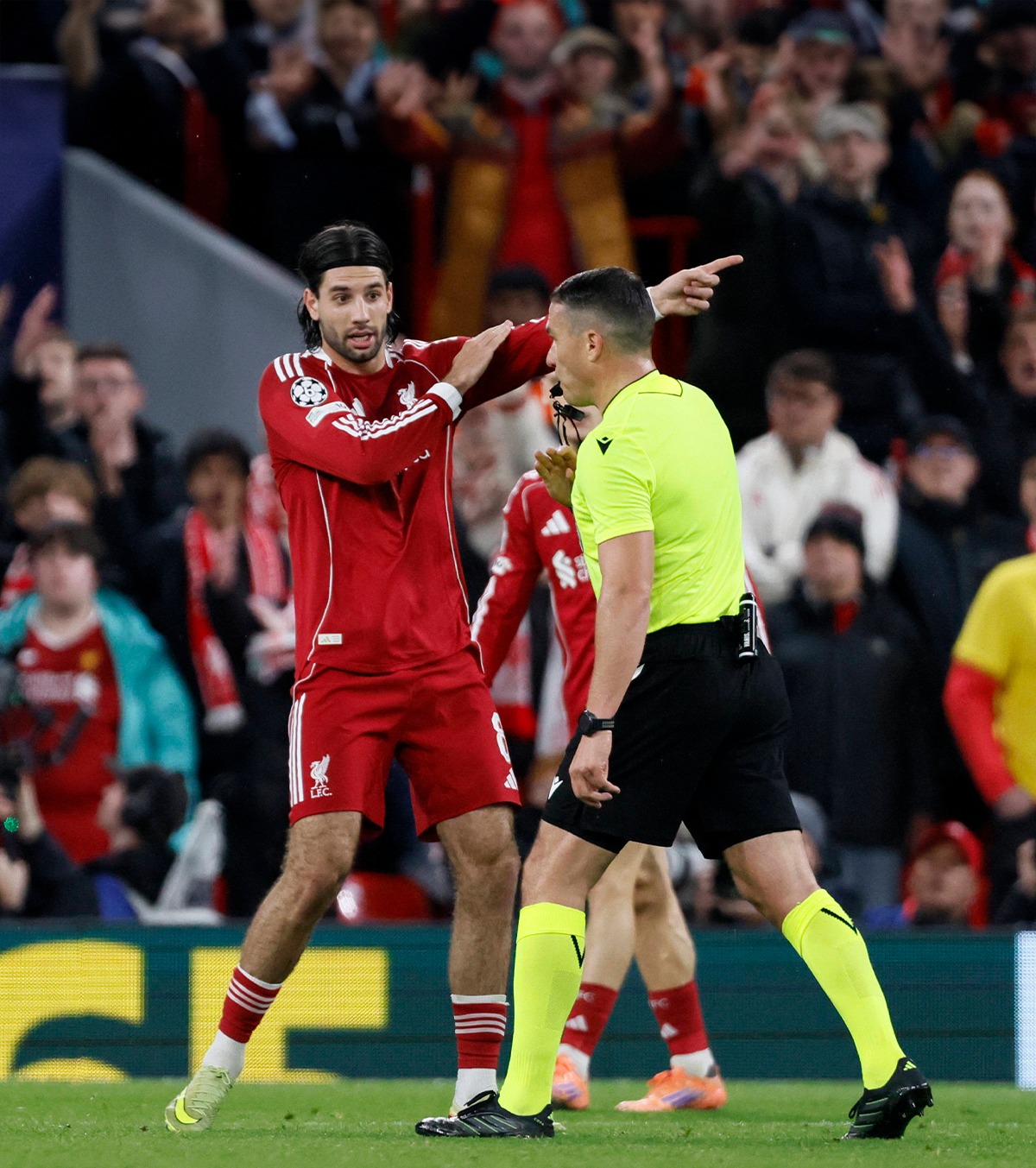 Controversă cu Istvan Kovacs FOTO. 4 minute a stat arbitrul să analizeze un posibil penalty la Liverpool - Real. Ce a dictat în final