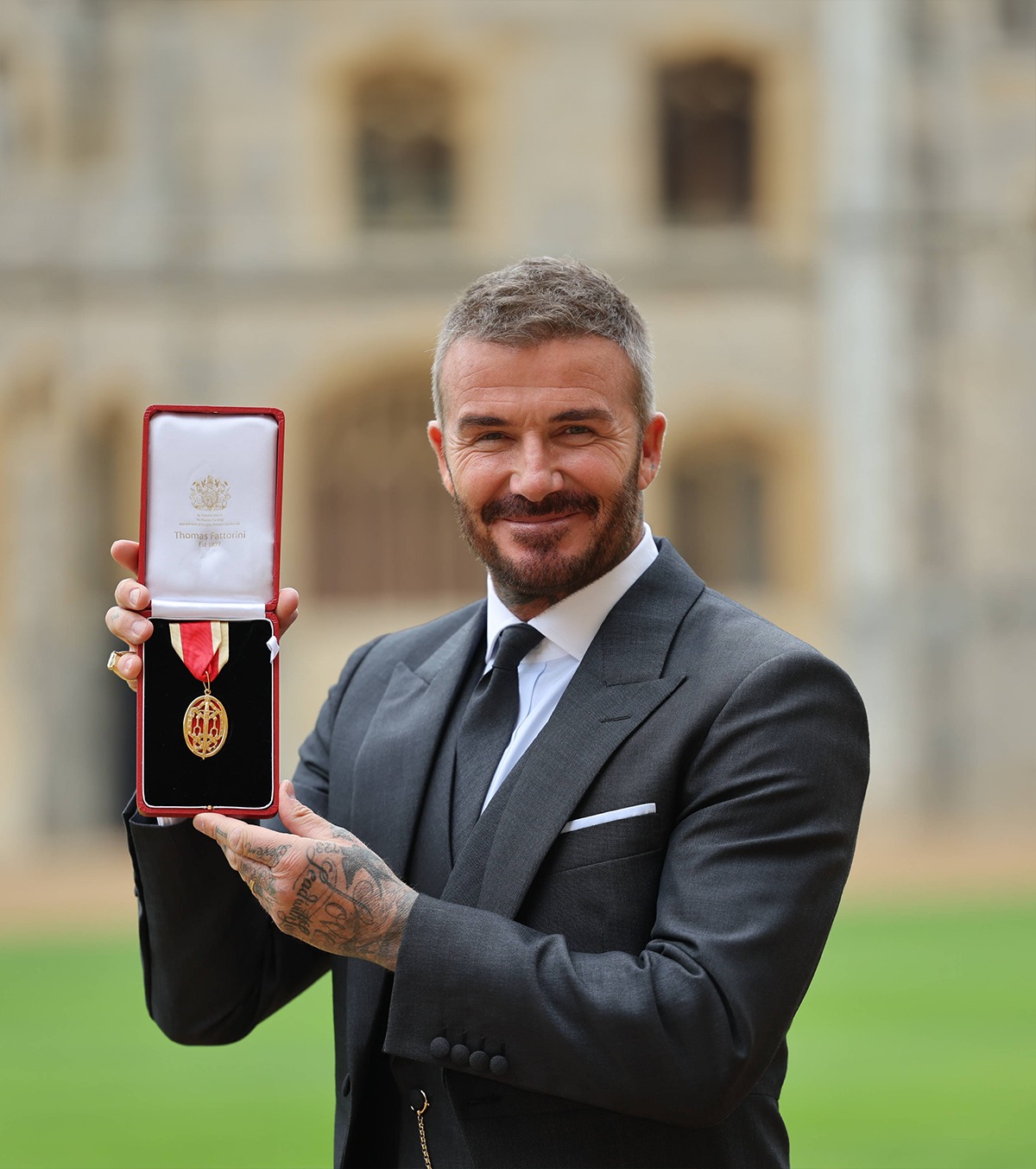Sir David Beckham Fostul internațional englez a primit titlul de cavaler din partea Regelui Charles al III-lea. Costumul purtat, creat de soția, Victoria, și inspirat de monarh