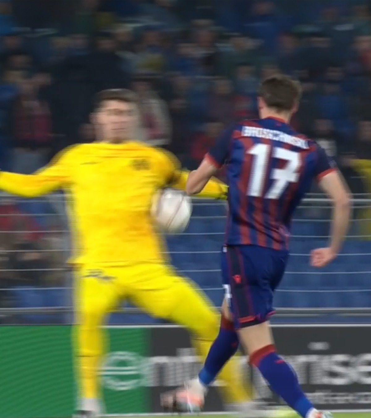 Gemenii gafelor FOTO. Meci compromis pentru FCSB după două gafe jenante: Târnovanu, eliminat după un henț stupid + Ngezana l-a imitat la faza următoare!