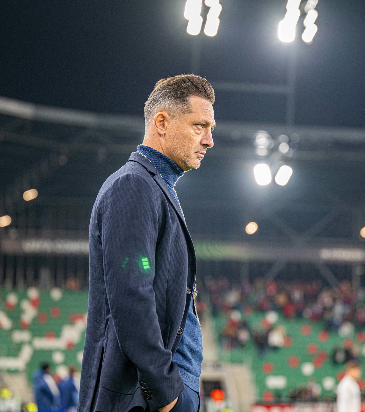 Rădoi, un car de nervi FOTO. Tehnicianul Craiovei, eliminat în Austria după ce a văzut două „galbene” în 7 minute!